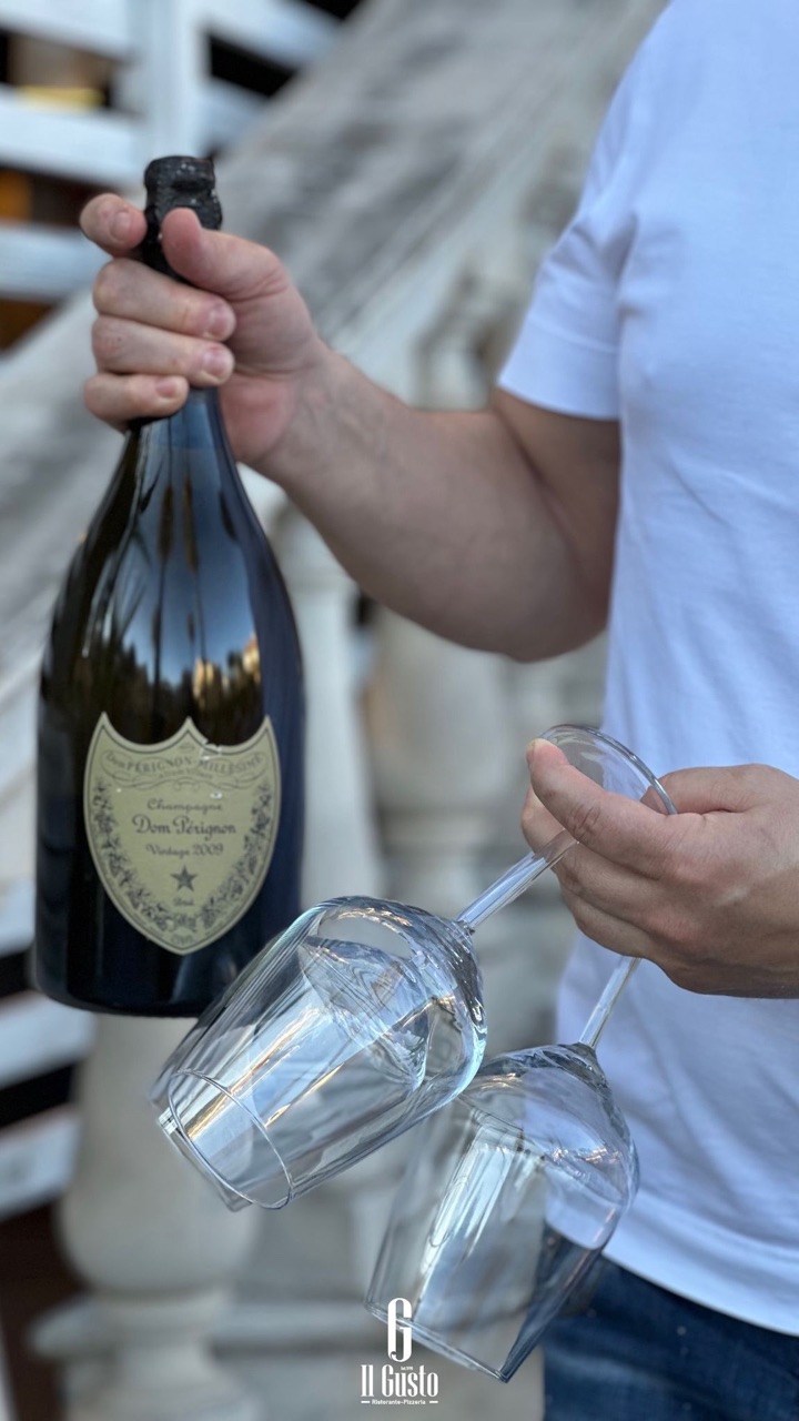 Servizio di Champagne Dom Pérignon al tavolo