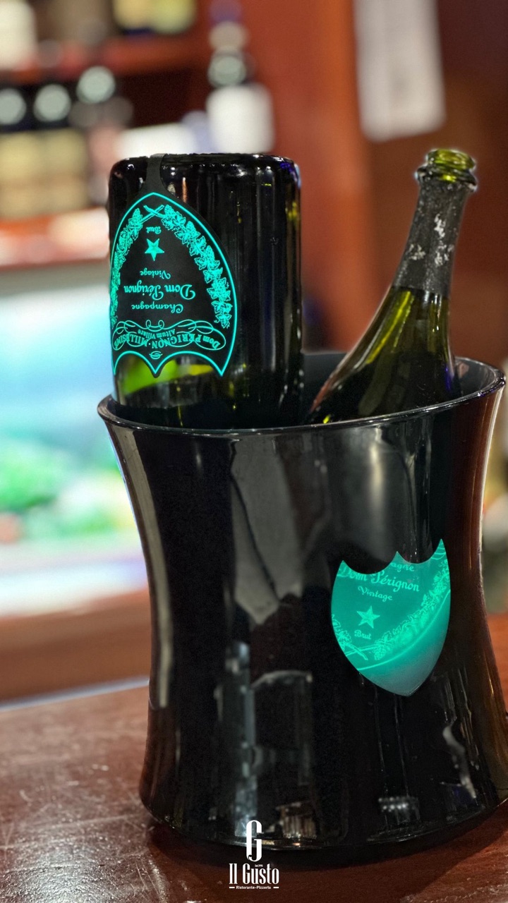 Vini e bollicine serviti in calici di cristallo